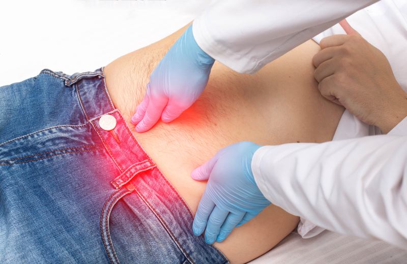 khám bụng để đánh giá bàng quang có căng hay không
