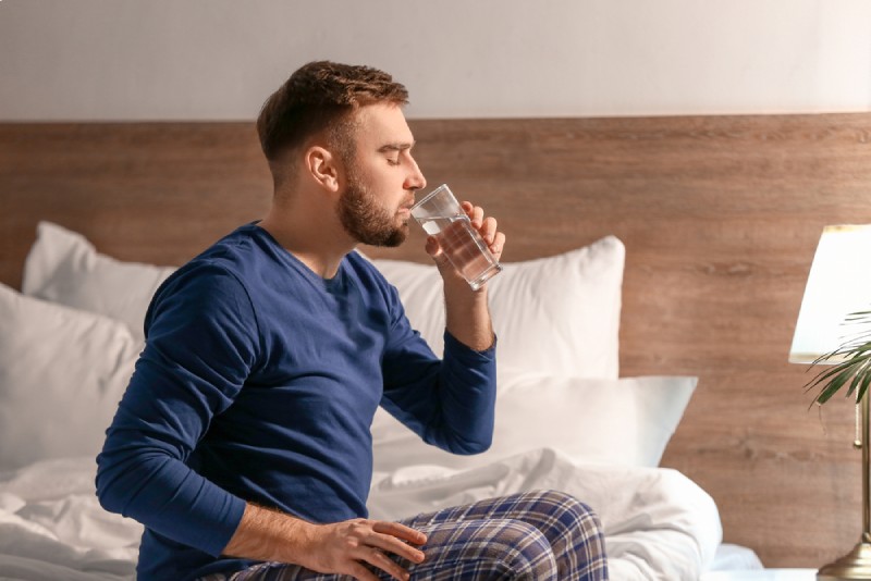 uống nhiều nước gần giờ ngủ sẽ khiến đi tiểu đêm