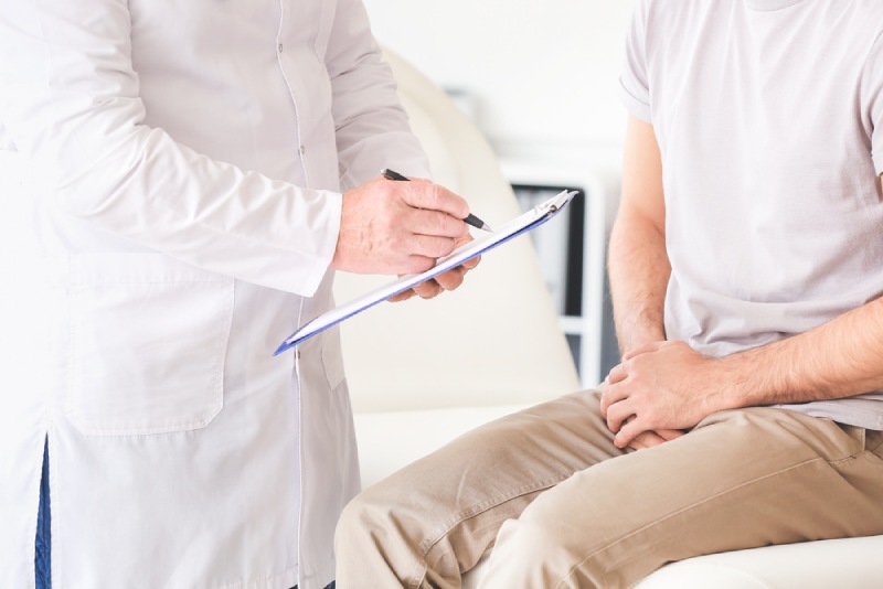 Bác sĩ tiết niệu tiến hành thăm khám tuyến tiền liệt