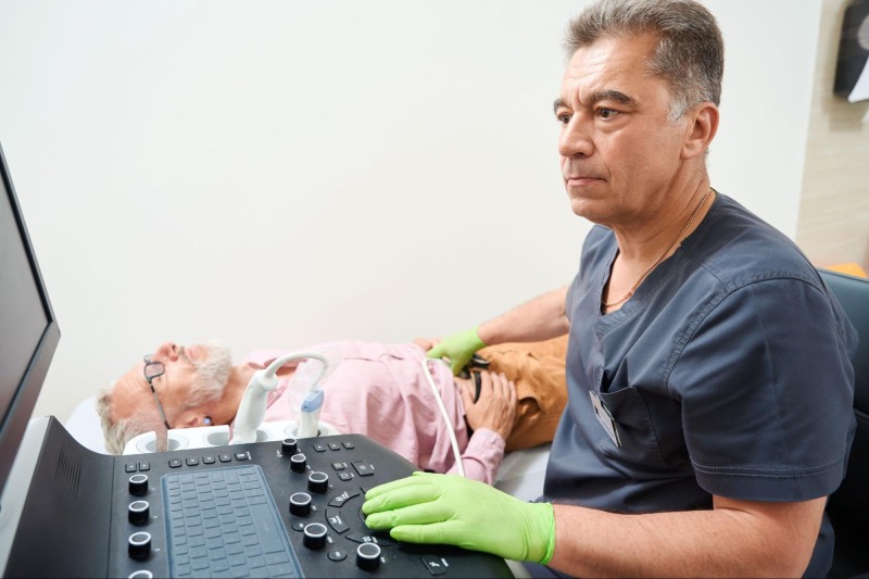 Bác sĩ tiến hành siêu âm tuyến tiền liệt