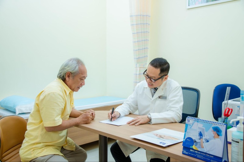 bác sĩ đang khám tư vấn cho bệnh nhân