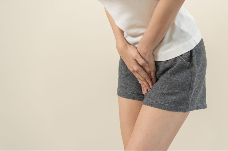 tiểu buốt có thể diễn ra ở nam và nữ