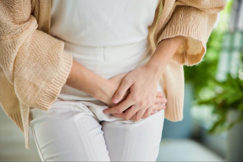 tiểu buốt có mủ gặp ở cả nam và nữ