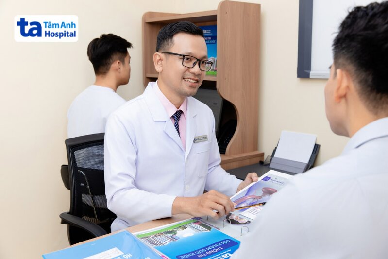 bác sĩ bệnh viện tâm anh đang khám viêm tuyến tiền liệt