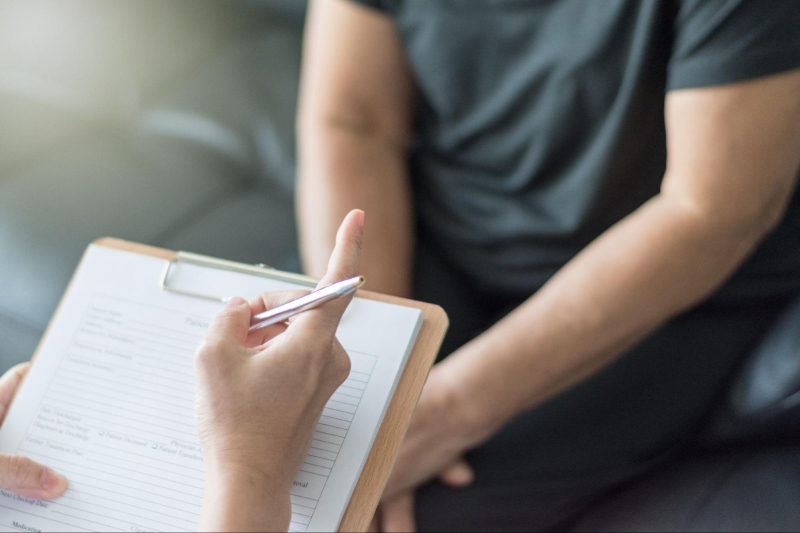 bác sĩ khám lâm sàng ghi chép bệnh