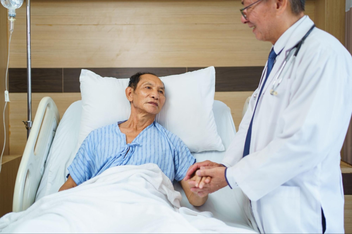 bác sĩ hỏi thăm tình hình người bệnh