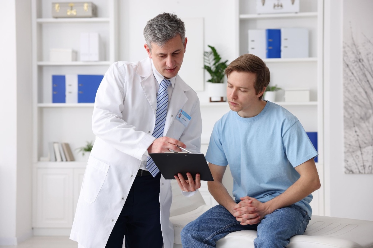 bác sĩ khám tầm soát ung thư tiền liệt tuyến